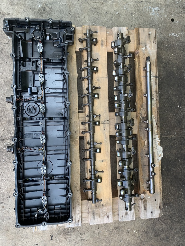 CYLINDER HEAD WITH VALVES,ROCKER SHAFT (INTAKE AND EXHAUST),REINFORCING FRAME ACTROS MP4 OM471 LA EURO 5 - Engine and parts for Truck: picture 1 CYLINDER HEAD WITH VALVES,ROCKER SHAFT (INTAKE AND EXHAUST),REINFORCING FRAME ACTROS MP4 OM471 LA EURO 5 - Engine and parts for Truck: picture 1