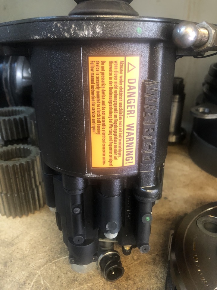 MERCEDES-BENZ ACTROS MP4 CLUTCH BOOSTER - Clutch cylinder for Truck: picture 2 MERCEDES-BENZ ACTROS MP4 CLUTCH BOOSTER - Clutch cylinder for Truck: picture 2
