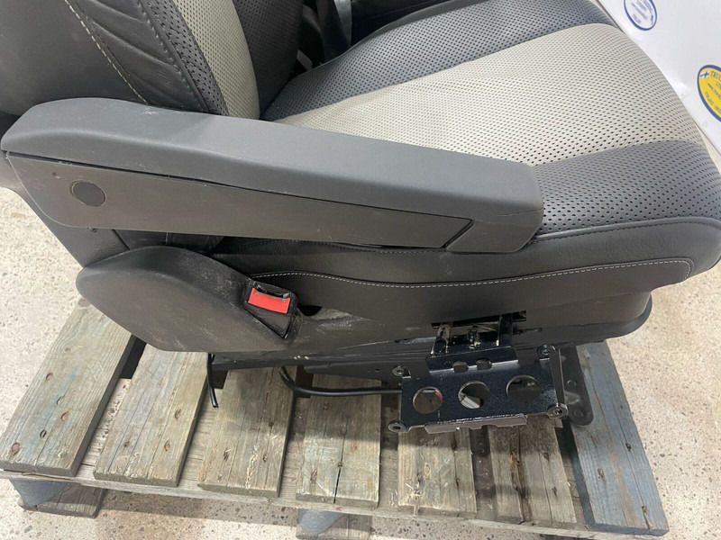 Volvo FM4 - Seat: picture 5 Volvo FM4 - Seat: picture 5