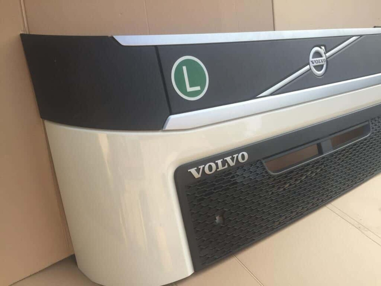 VOLVO FH4 MOTORKAP GEBRUIKT 82360122U - Grill for Truck: picture 3 VOLVO FH4 MOTORKAP GEBRUIKT 82360122U - Grill for Truck: picture 3