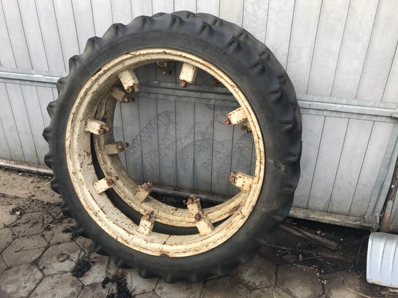 9.5-42 wielen zonder flensschotel - Wheel and tire package for Agricultural machinery: picture 1 9.5-42 wielen zonder flensschotel - Wheel and tire package for Agricultural machinery: picture 1