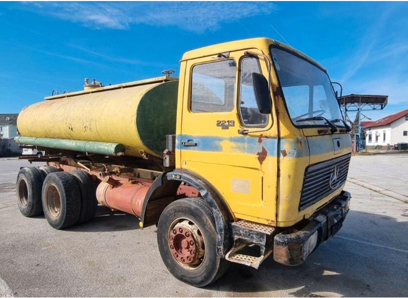 Mercedes-Benz 2219 6x4 Vízszállító Tartálykocsi - Tank truck: picture 1 Mercedes-Benz 2219 6x4 Vízszállító Tartálykocsi - Tank truck: picture 1