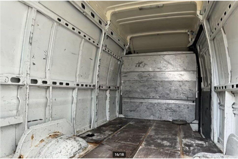 Box van Renault Mascott 2.8 Van: picture 16