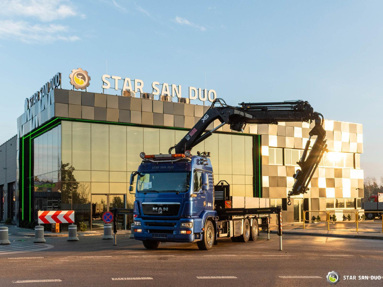 - Crane truck: picture 2 - Crane truck: picture 2