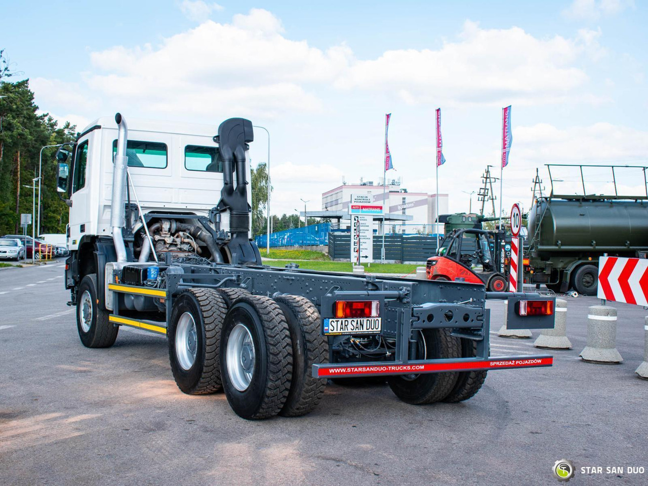 Cab chassis truck : picture 8
