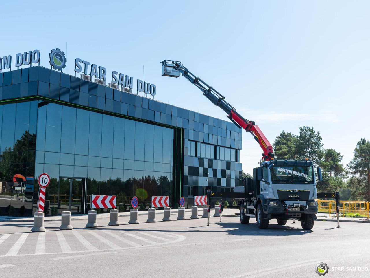 - Crane truck: picture 2 - Crane truck: picture 2