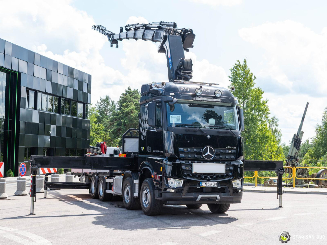 - Crane truck: picture 2 - Crane truck: picture 2