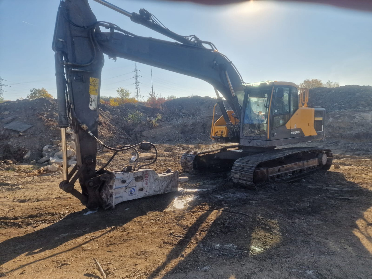 VOLVO EC220 E - Excavator: picture 1 VOLVO EC220 E - Excavator: picture 1