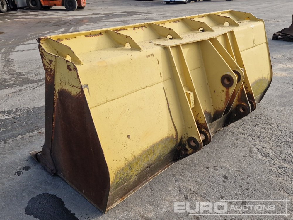 95" Front Loading Bucket to suit CAT - Bucket: picture 3 95" Front Loading Bucket to suit CAT - Bucket: picture 3