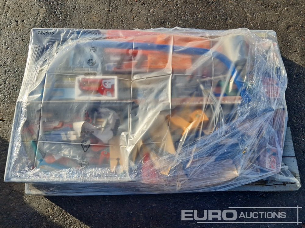 Pallet of Hand Tools, Cables, Saws, Stapler, Blades - Construction equipment: picture 1 Pallet of Hand Tools, Cables, Saws, Stapler, Blades - Construction equipment: picture 1