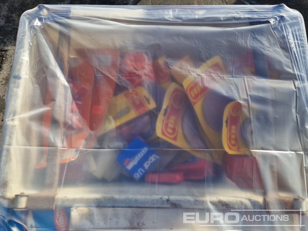 Pallet of Hobby Craft Sets, Sanding Disc, Wood Vice - Construction equipment: picture 4 Pallet of Hobby Craft Sets, Sanding Disc, Wood Vice - Construction equipment: picture 4