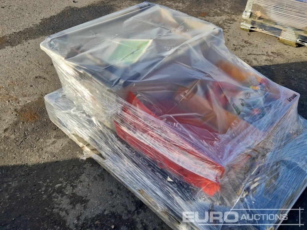 Pallet of Various Gardening, Irregation Items - Construction equipment: picture 2 Pallet of Various Gardening, Irregation Items - Construction equipment: picture 2