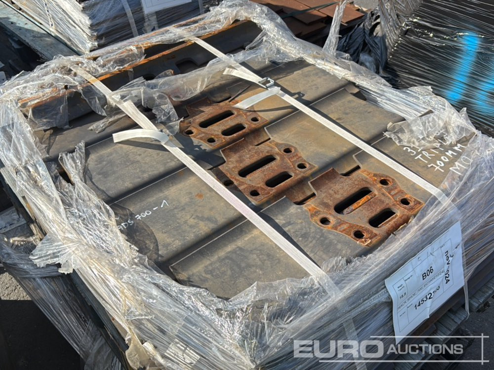 700mm Steel Track Plates - Spare parts for Excavator: picture 1 700mm Steel Track Plates - Spare parts for Excavator: picture 1