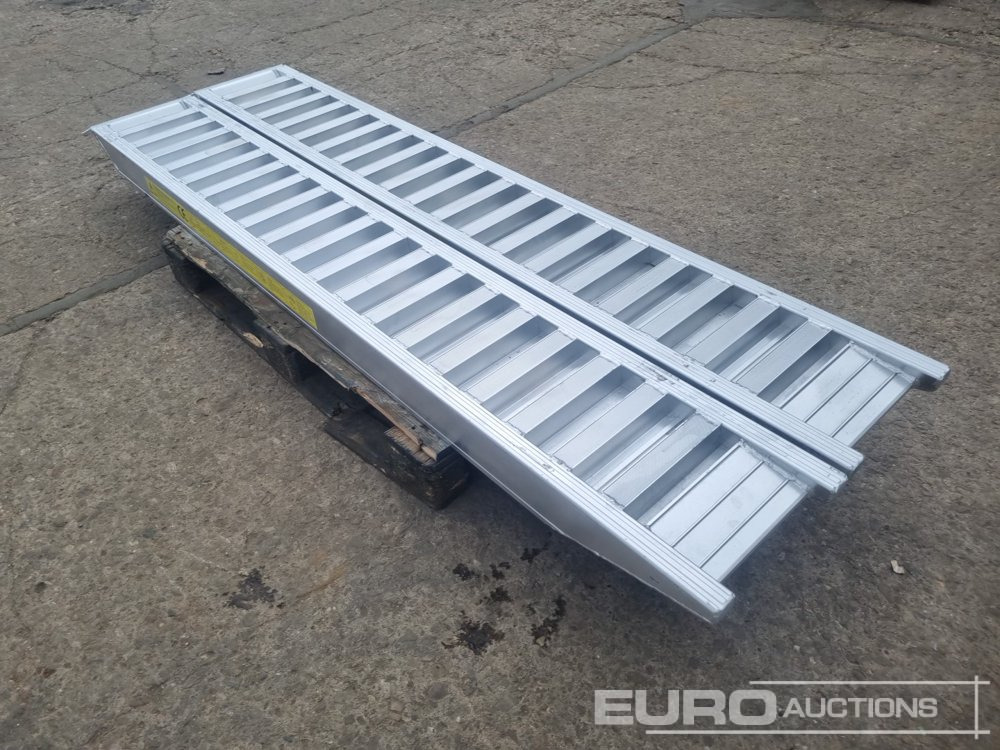 Unused Set of Aluminium Ramps, 250cm, 6,000kg - Workshop equipment: picture 4 Unused Set of Aluminium Ramps, 250cm, 6,000kg - Workshop equipment: picture 4