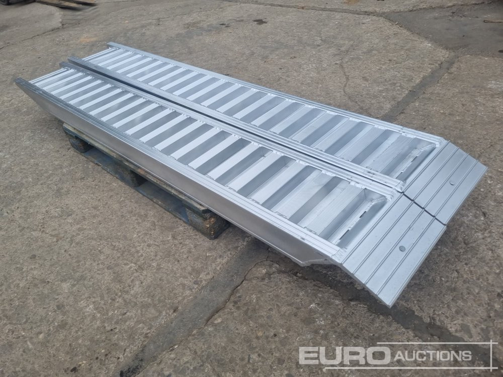 Unused Set of Aluminium Ramps, 250cm, 6,000kg - Workshop equipment: picture 2 Unused Set of Aluminium Ramps, 250cm, 6,000kg - Workshop equipment: picture 2