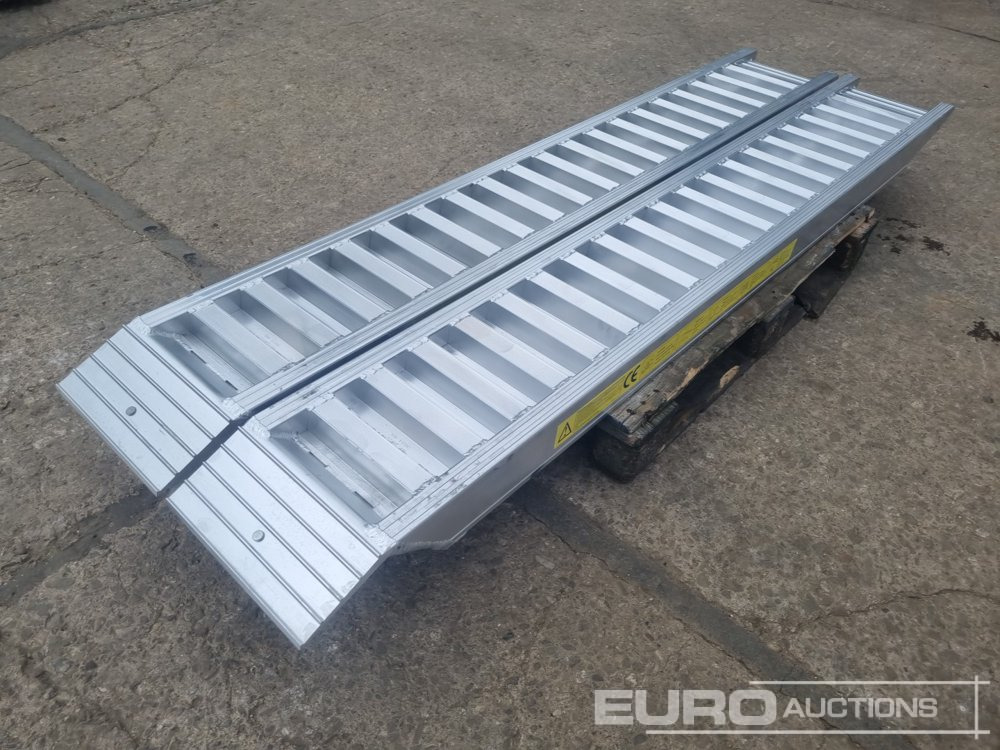 Unused Set of Aluminium Ramps, 250cm, 6,000kg - Workshop equipment: picture 3 Unused Set of Aluminium Ramps, 250cm, 6,000kg - Workshop equipment: picture 3