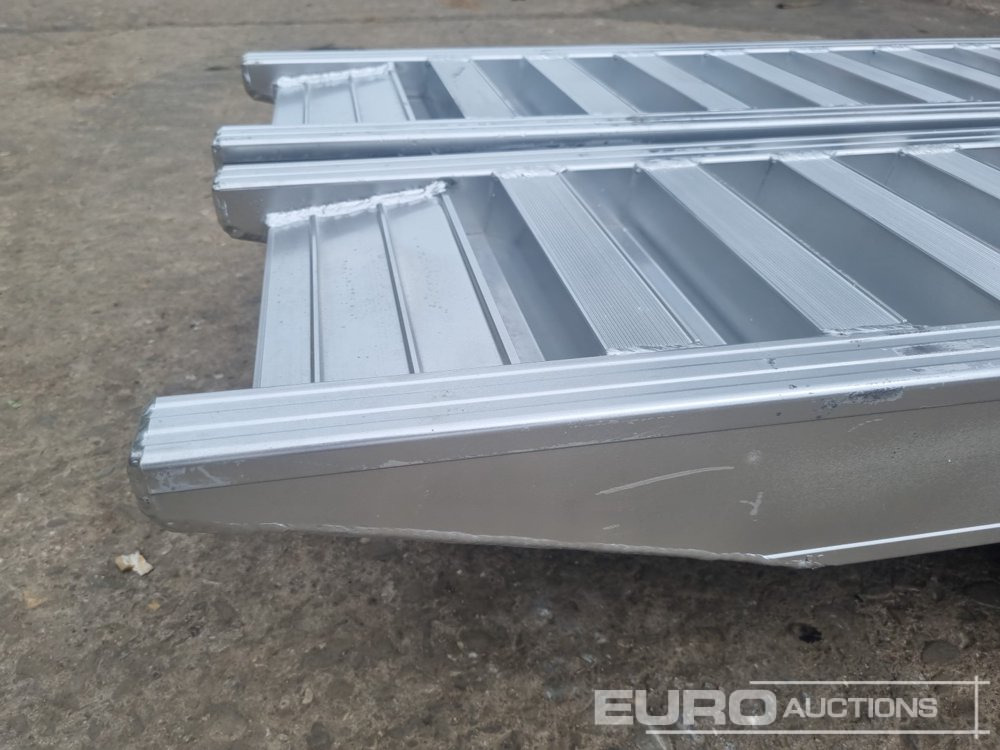 Unused Set of Aluminium Ramps, 250cm, 6,000kg - Workshop equipment: picture 5 Unused Set of Aluminium Ramps, 250cm, 6,000kg - Workshop equipment: picture 5