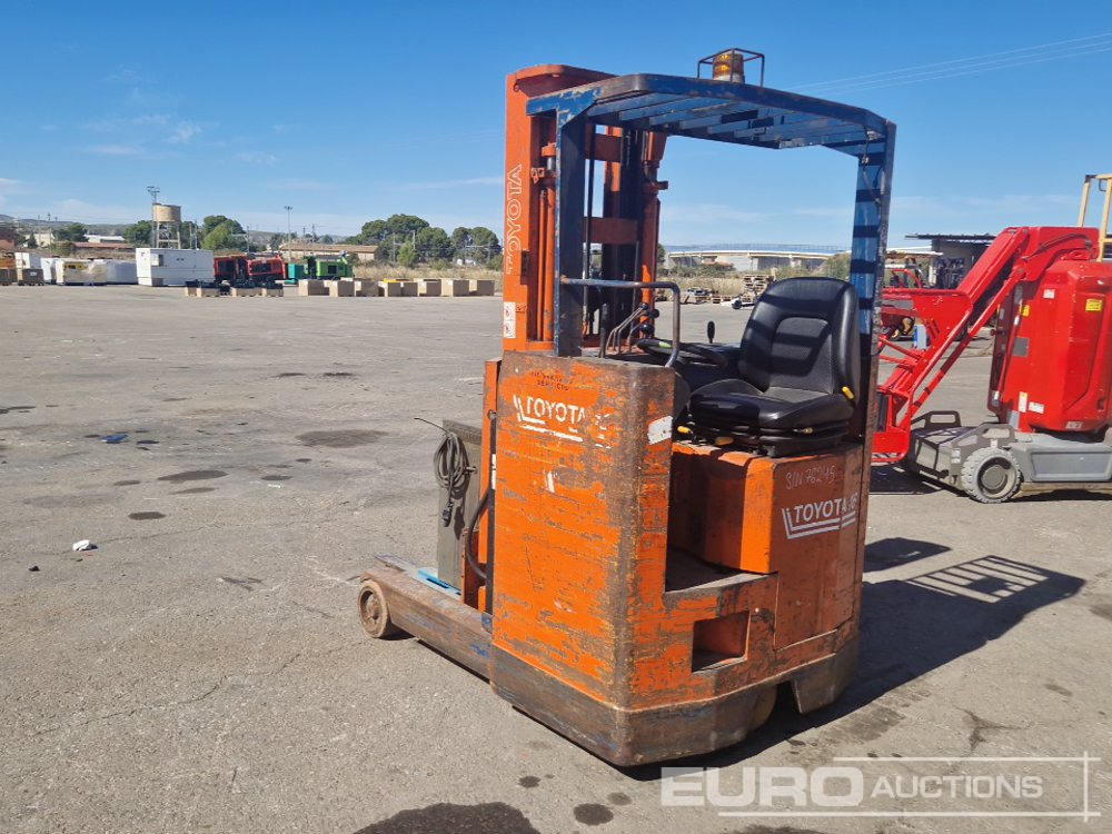 Toyota 16 1.6 Ton Electric Reach Forklift, 3 Mast, Forks, Charger - Forklift: picture 3 Toyota 16 1.6 Ton Electric Reach Forklift, 3 Mast, Forks, Charger - Forklift: picture 3