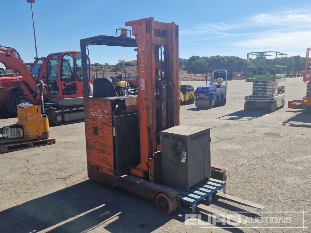 Toyota 16 1.6 Ton Electric Reach Forklift, 3 Mast, Forks, Charger - Forklift: picture 1 Toyota 16 1.6 Ton Electric Reach Forklift, 3 Mast, Forks, Charger - Forklift: picture 1