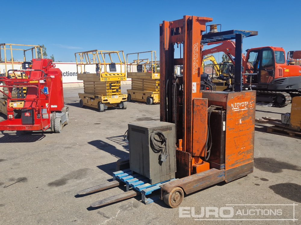 Toyota 16 1.6 Ton Electric Reach Forklift, 3 Mast, Forks, Charger - Forklift: picture 4 Toyota 16 1.6 Ton Electric Reach Forklift, 3 Mast, Forks, Charger - Forklift: picture 4