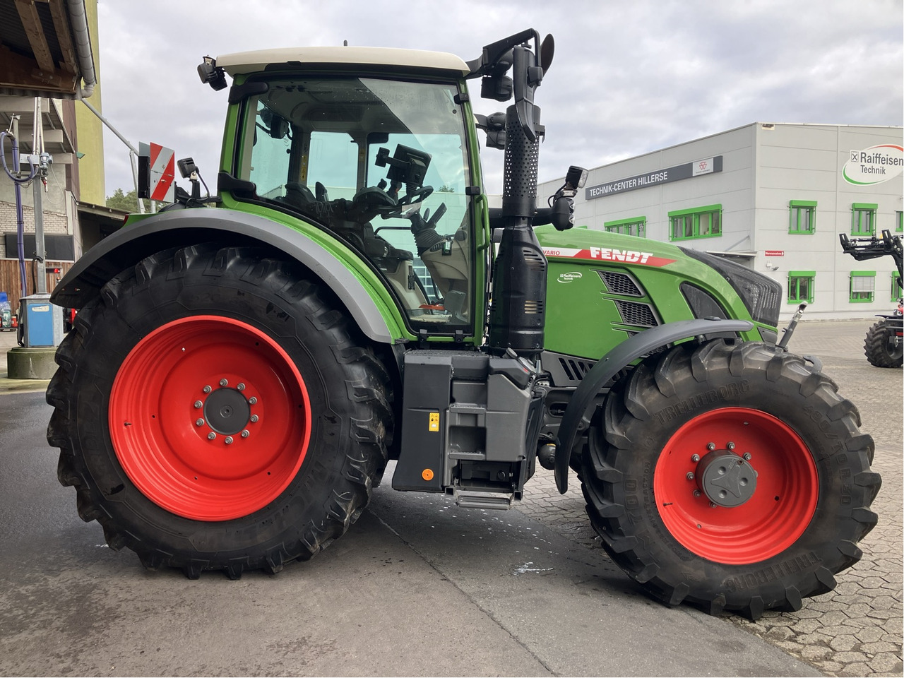 New Farm tractor Fendt 724 Vario Gen6: picture 8