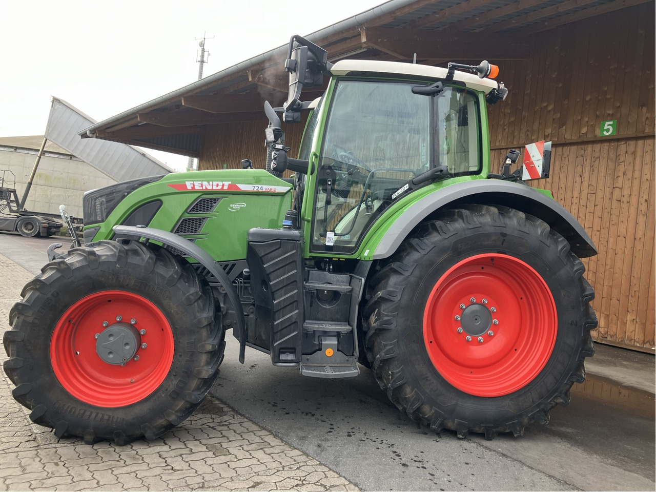 New Farm tractor Fendt 724 Vario Gen6: picture 10