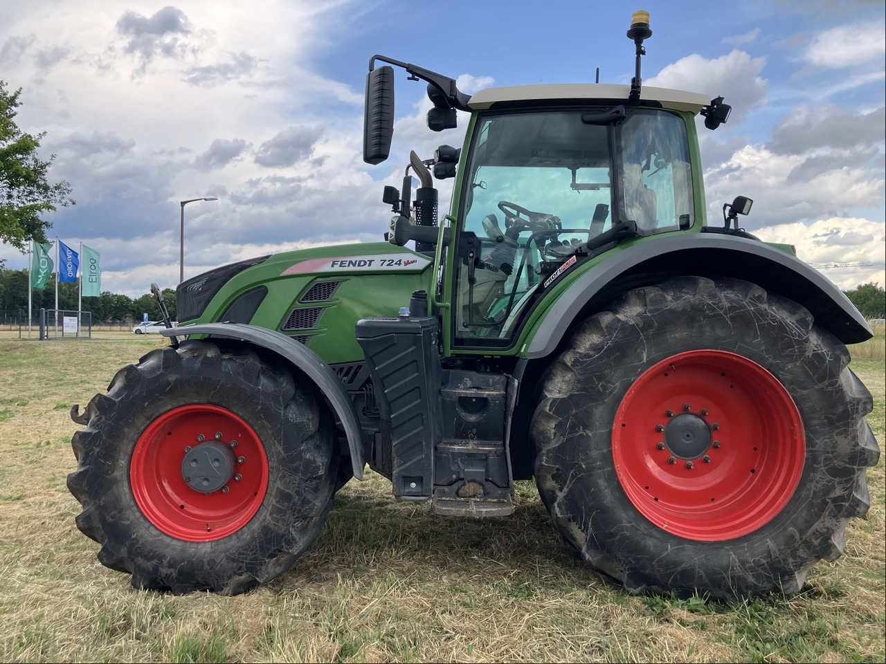 Fendt 724 Vario S4 - Farm tractor: picture 1 Fendt 724 Vario S4 - Farm tractor: picture 1