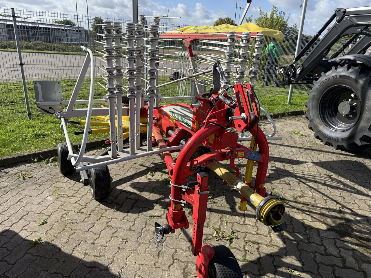 Pöttinger TOP 422 Einkreiselschwader - Tedder/ Rake: picture 1 Pöttinger TOP 422 Einkreiselschwader - Tedder/ Rake: picture 1