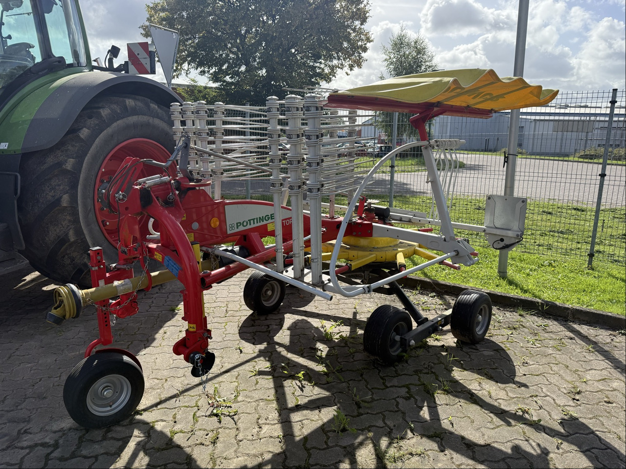 Pöttinger TOP 422 Einkreiselschwader - Tedder/ Rake: picture 4 Pöttinger TOP 422 Einkreiselschwader - Tedder/ Rake: picture 4