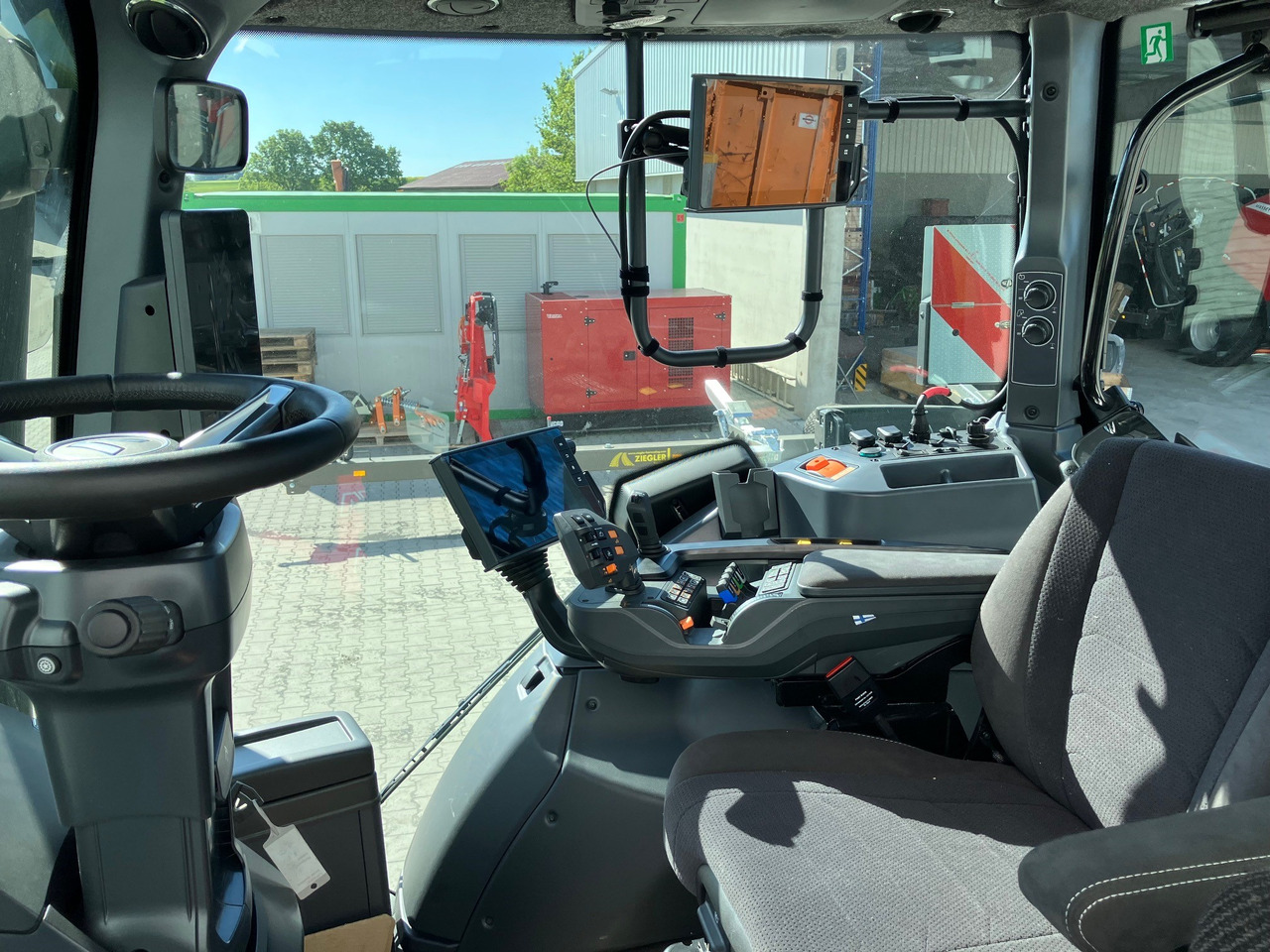 Valtra Q 285 - Farm tractor: picture 2 Valtra Q 285 - Farm tractor: picture 2