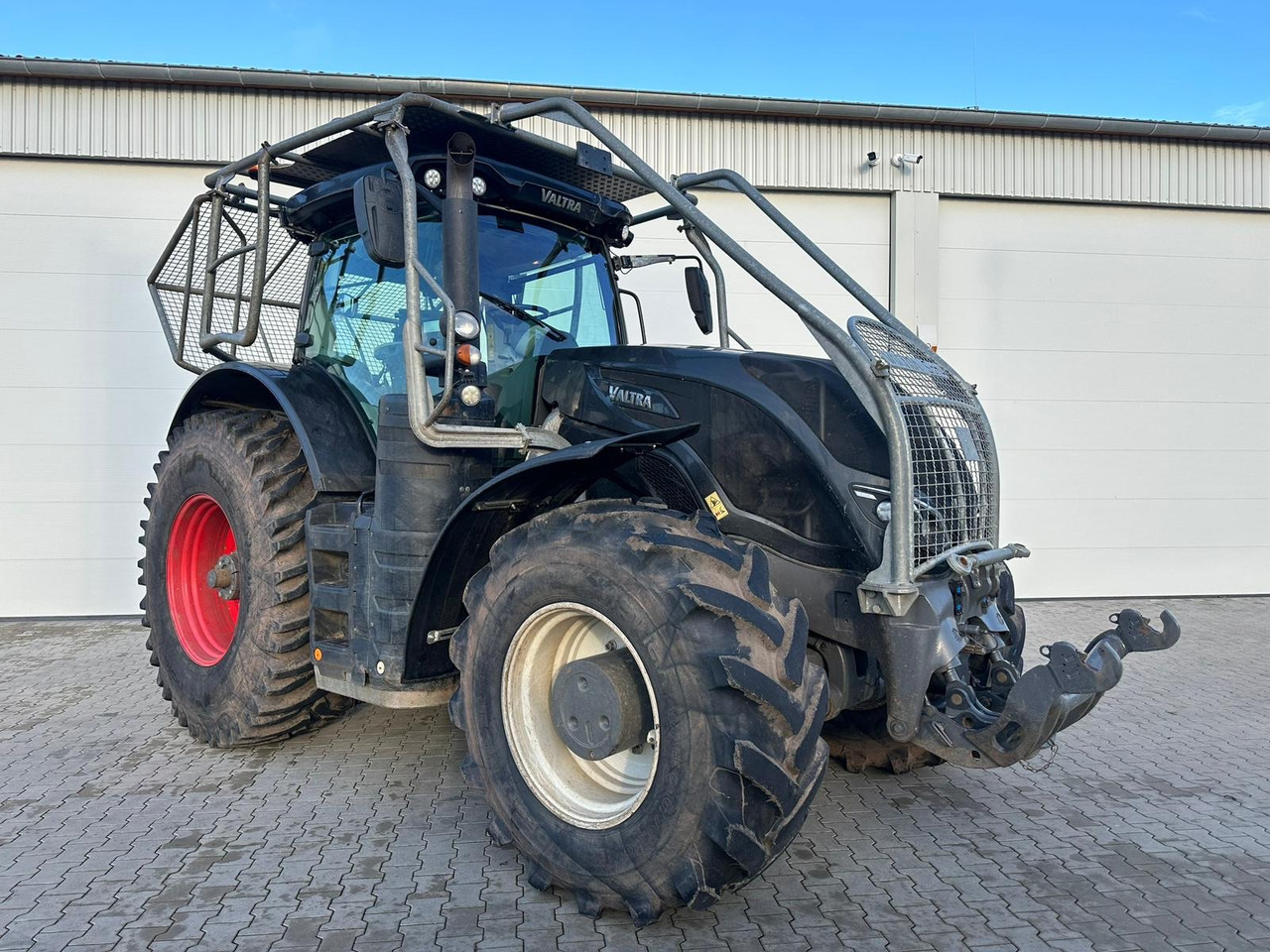 Valtra S 374 - Farm tractor: picture 1 Valtra S 374 - Farm tractor: picture 1