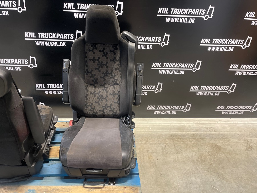 SCANIA DRIVER SEAT - Cab and interior for Truck: picture 1 SCANIA DRIVER SEAT - Cab and interior for Truck: picture 1