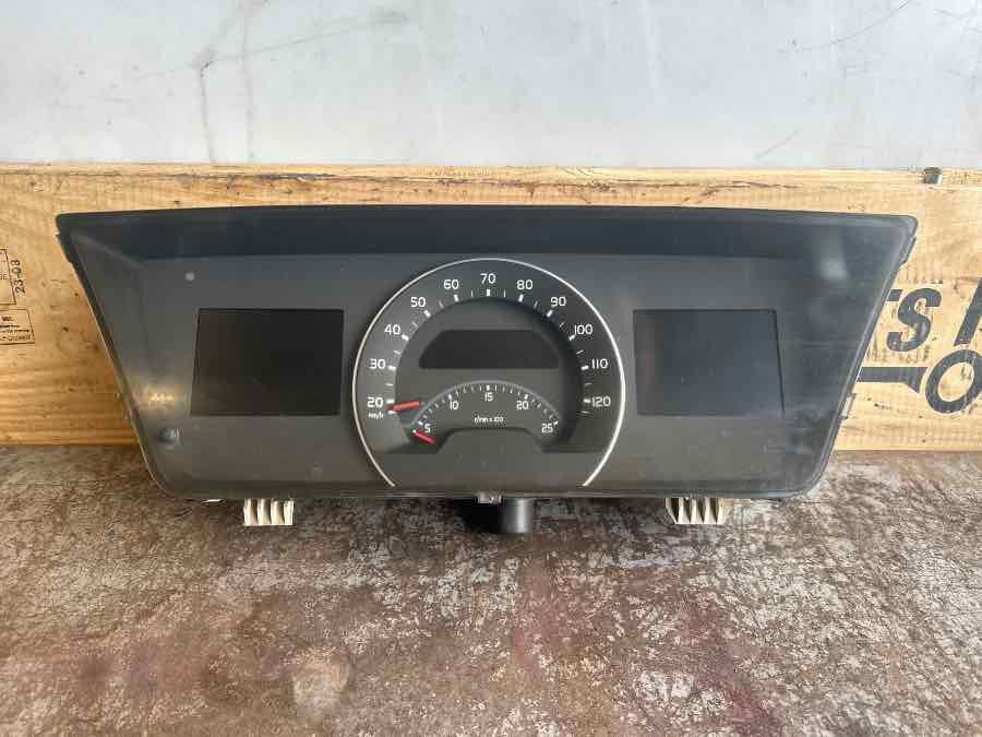 VOLVO INSTRUMENT 22038170 - Cab and interior for Truck: picture 1 VOLVO INSTRUMENT 22038170 - Cab and interior for Truck: picture 1