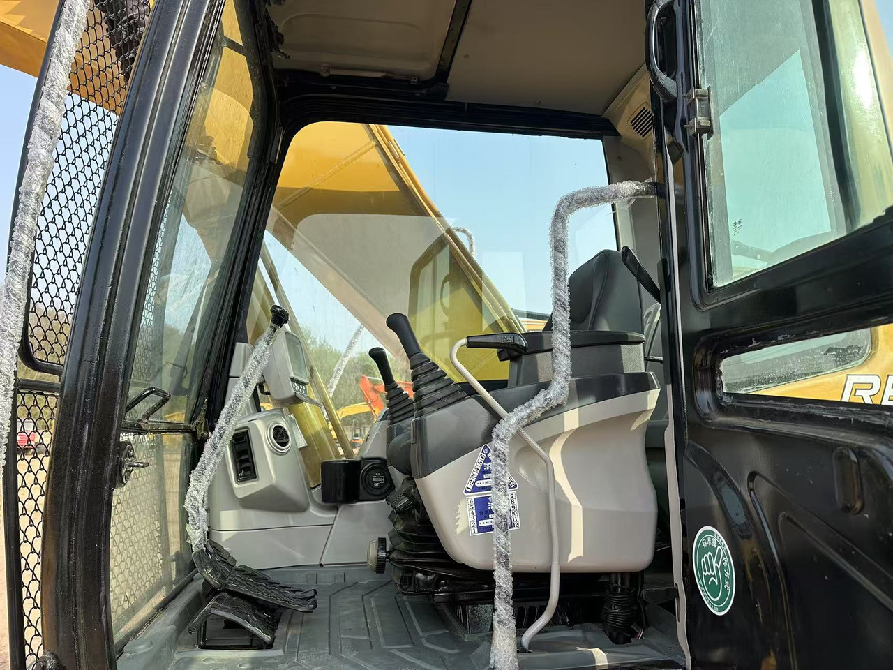 Crawler excavator CATERPILLAR 320C: picture 8