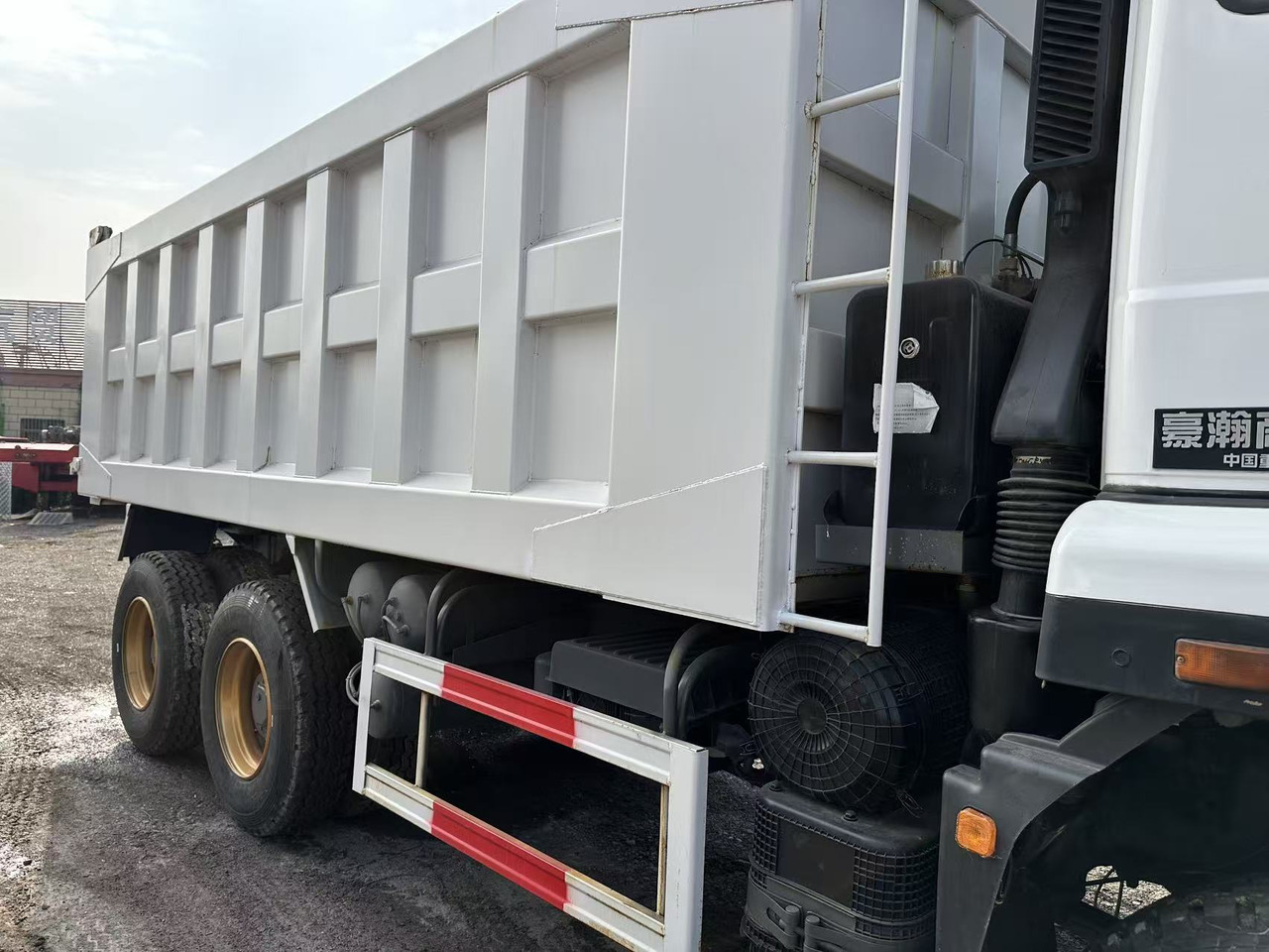Tipper for transportation of bulk materials SINOTRUK HOHAN 400hp 6x4 tipper truck: picture 9