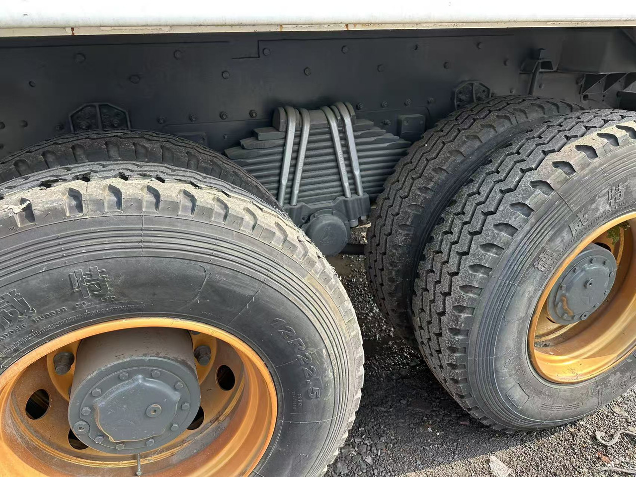 Tipper for transportation of bulk materials SINOTRUK HOHAN 400hp 6x4 tipper truck: picture 8