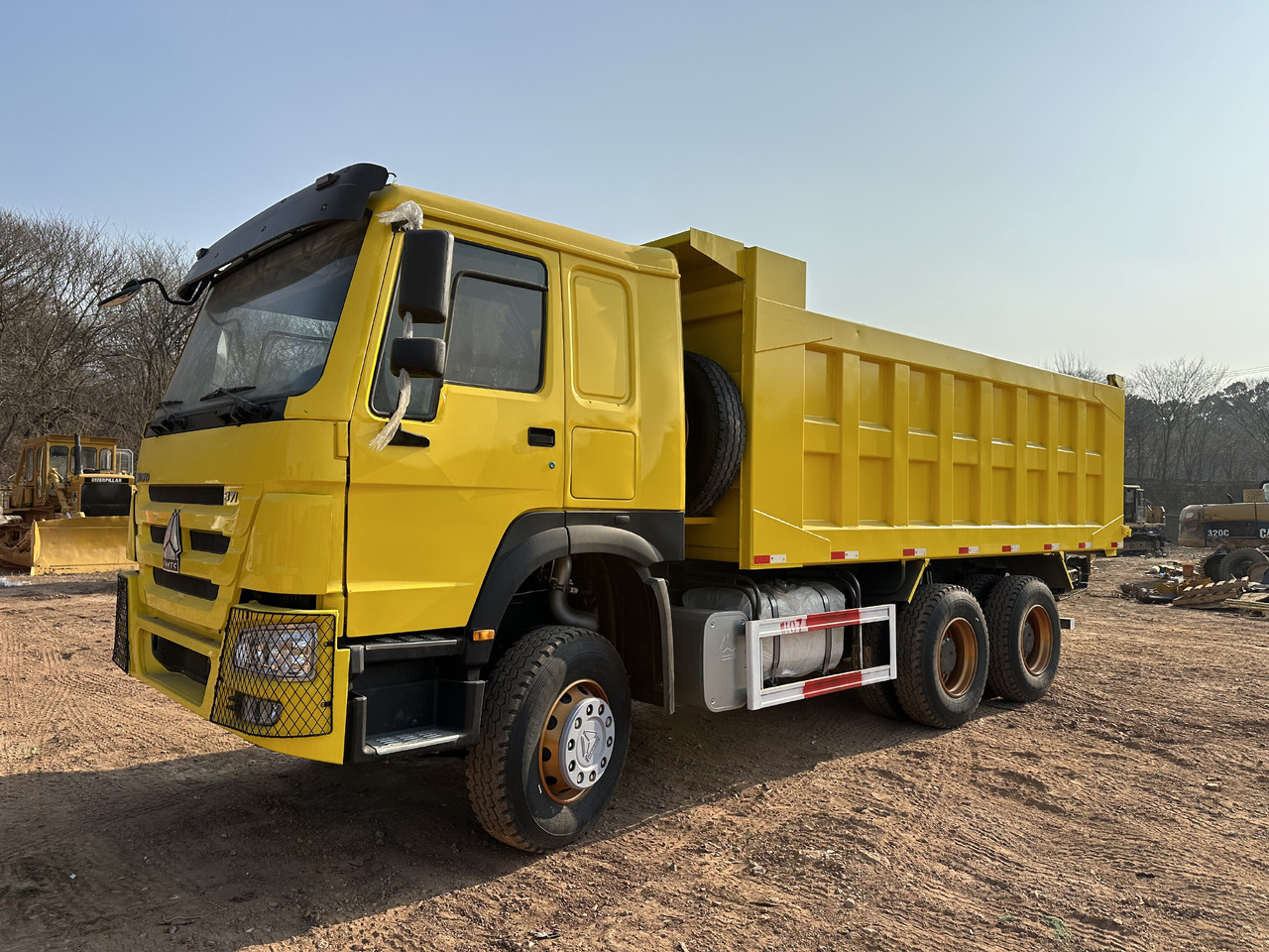 Tipper for transportation of bulk materials SINOTRUK HOWO 371: picture 1