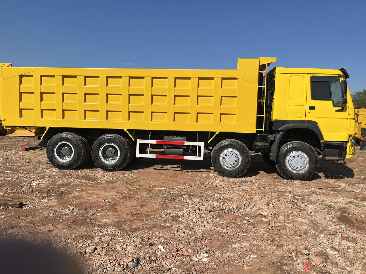 SINOTRUK HOWO 371 Dump Truck 8x4 - Tipper: picture 3 SINOTRUK HOWO 371 Dump Truck 8x4 - Tipper: picture 3