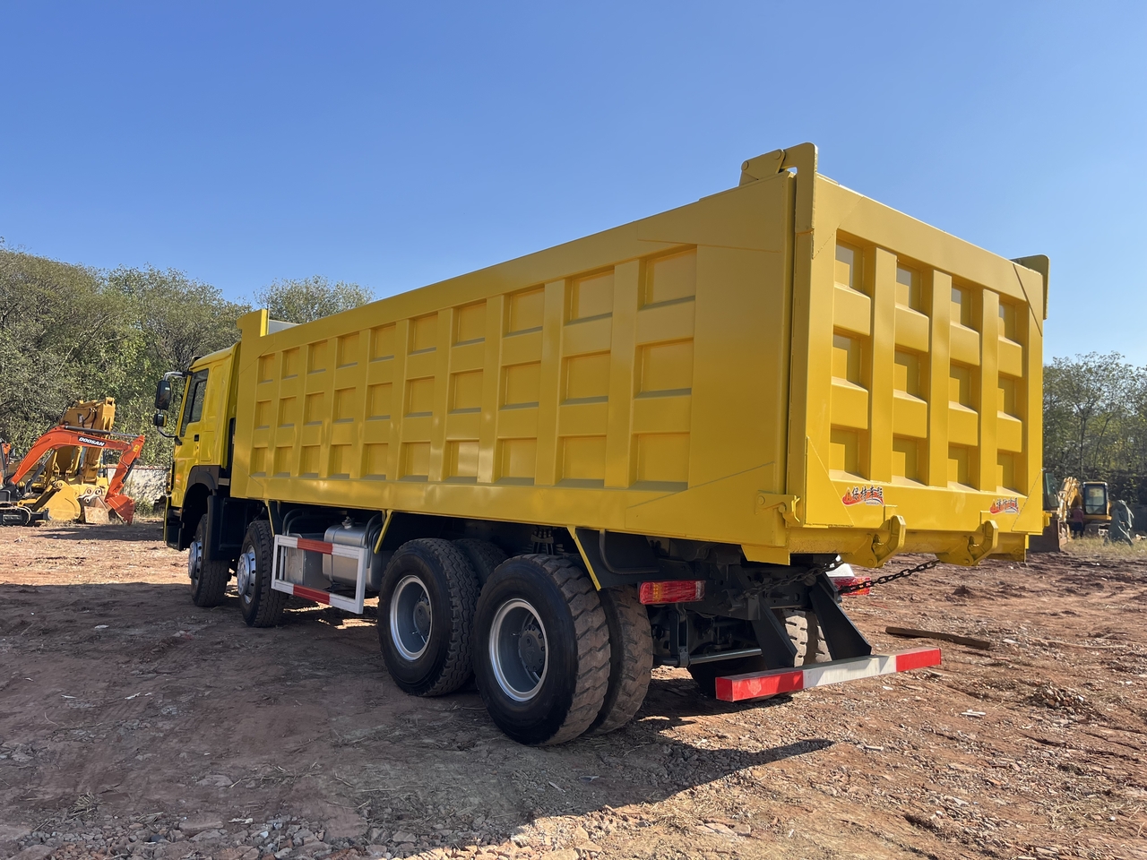 SINOTRUK HOWO 371 Dump Truck 8x4 - Tipper: picture 5 SINOTRUK HOWO 371 Dump Truck 8x4 - Tipper: picture 5
