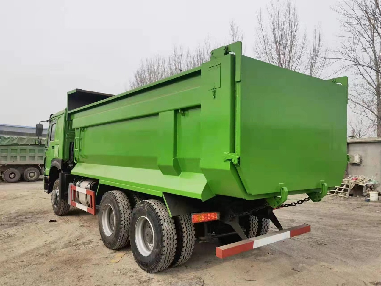SINOTRUK Howo 371hp tipper truck - Tipper: picture 4 SINOTRUK Howo 371hp tipper truck - Tipper: picture 4