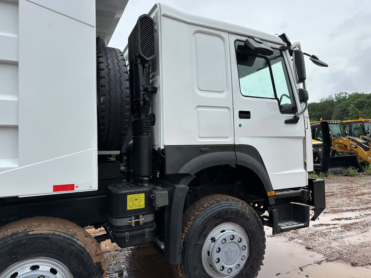 Sinotruk HOWO 371hp 8x4 tipper truck - Tipper: picture 5 Sinotruk HOWO 371hp 8x4 tipper truck - Tipper: picture 5