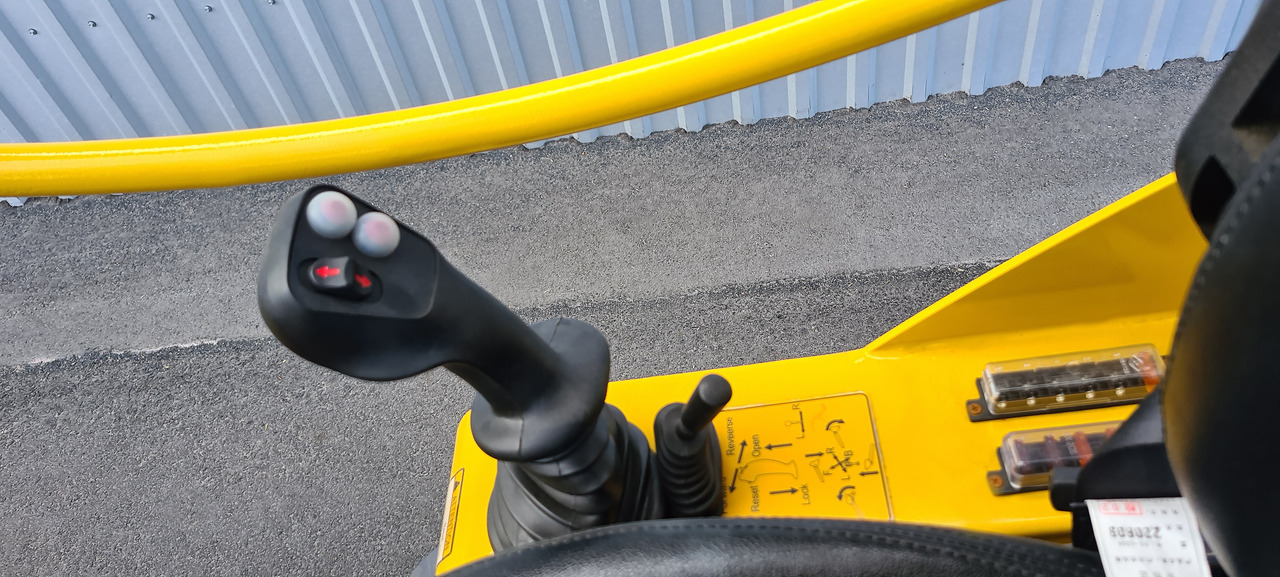 New Compact loader Eurotrac W11 Radlader Hoflader: picture 8