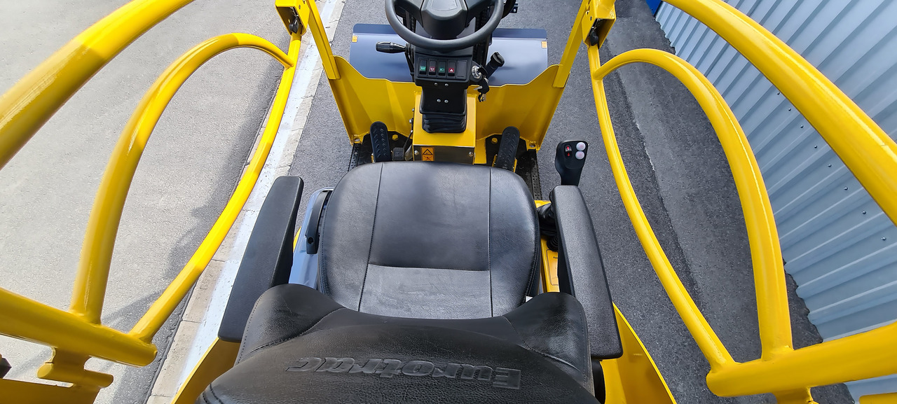 New Compact loader Eurotrac W11 Radlader Hoflader: picture 6