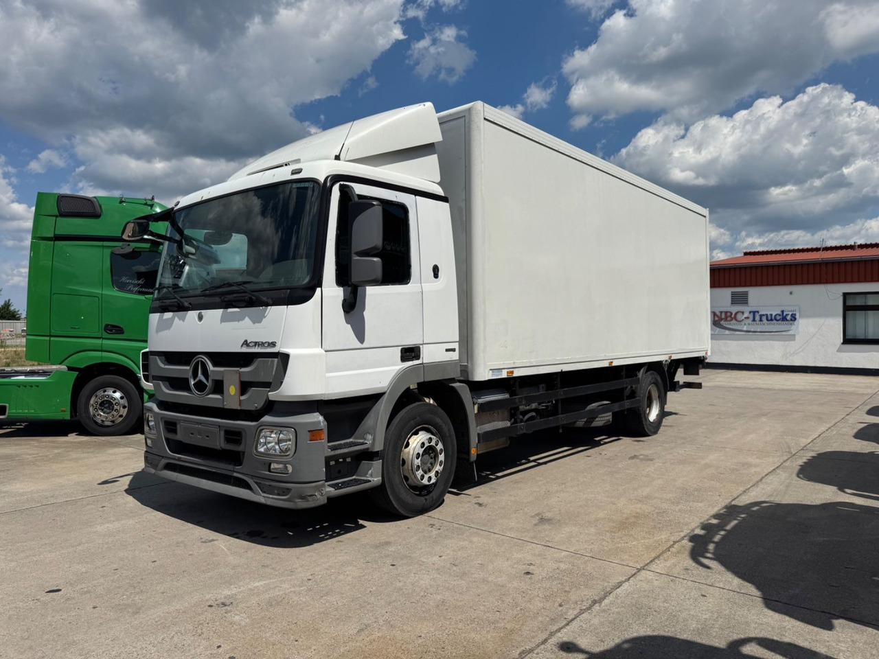 Mercedes-Benz ACTROS 1836*KOFFER*LBW 1,5 T*KLIMA*/ORG KM * - Box truck: picture 1 Mercedes-Benz ACTROS 1836*KOFFER*LBW 1,5 T*KLIMA*/ORG KM * - Box truck: picture 1