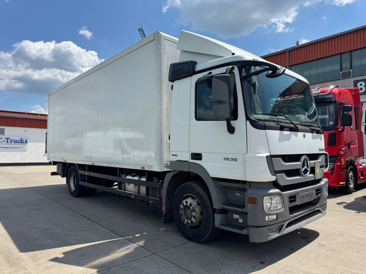 Mercedes-Benz ACTROS 1836*KOFFER*LBW 1,5 T*KLIMA*/ORG KM * - Box truck: picture 2 Mercedes-Benz ACTROS 1836*KOFFER*LBW 1,5 T*KLIMA*/ORG KM * - Box truck: picture 2