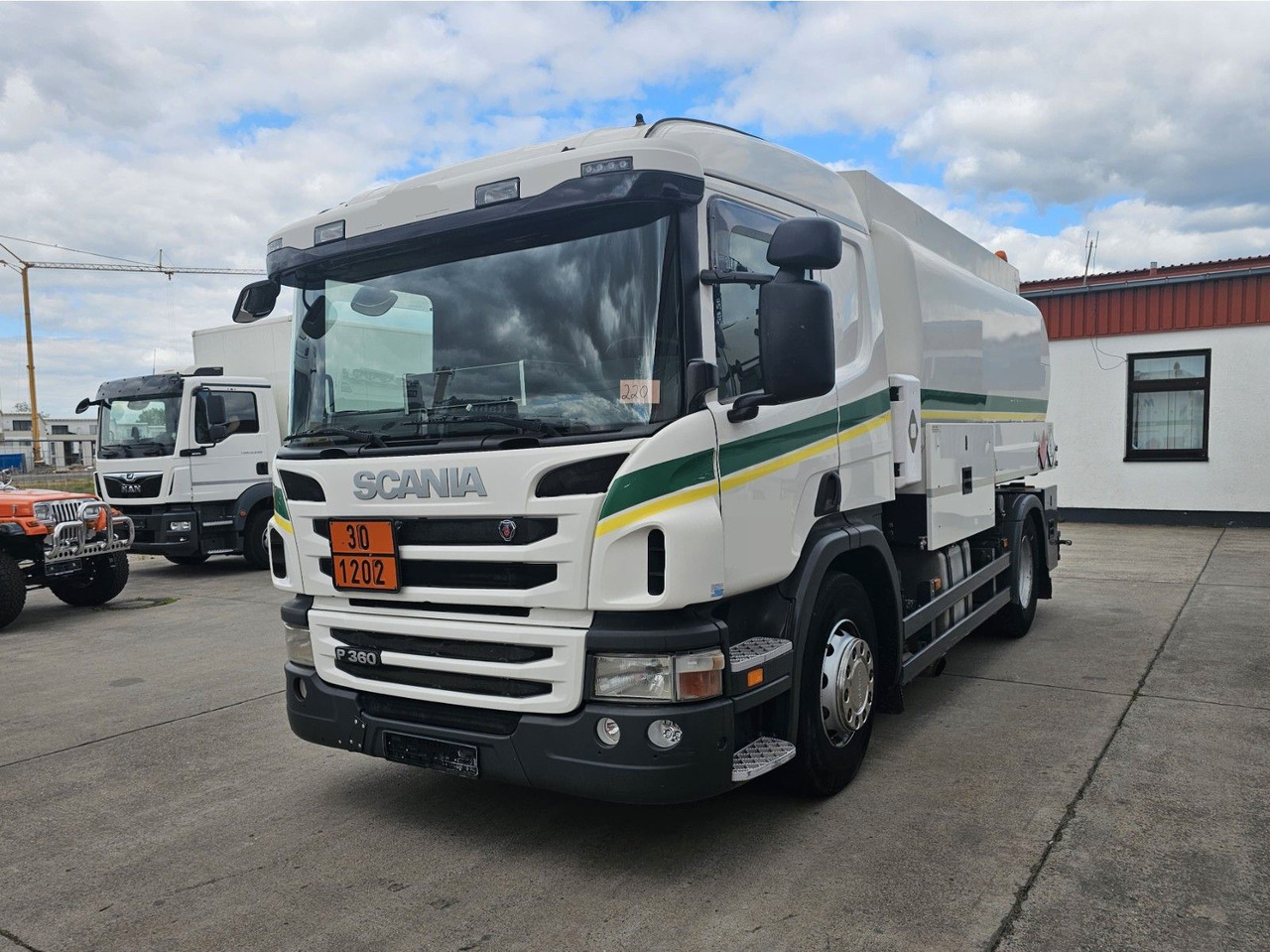 Scania P 360 * OBER/-UNTER * 3 KAMMER * BENZIN * - Tank truck: picture 1 Scania P 360 * OBER/-UNTER * 3 KAMMER * BENZIN * - Tank truck: picture 1