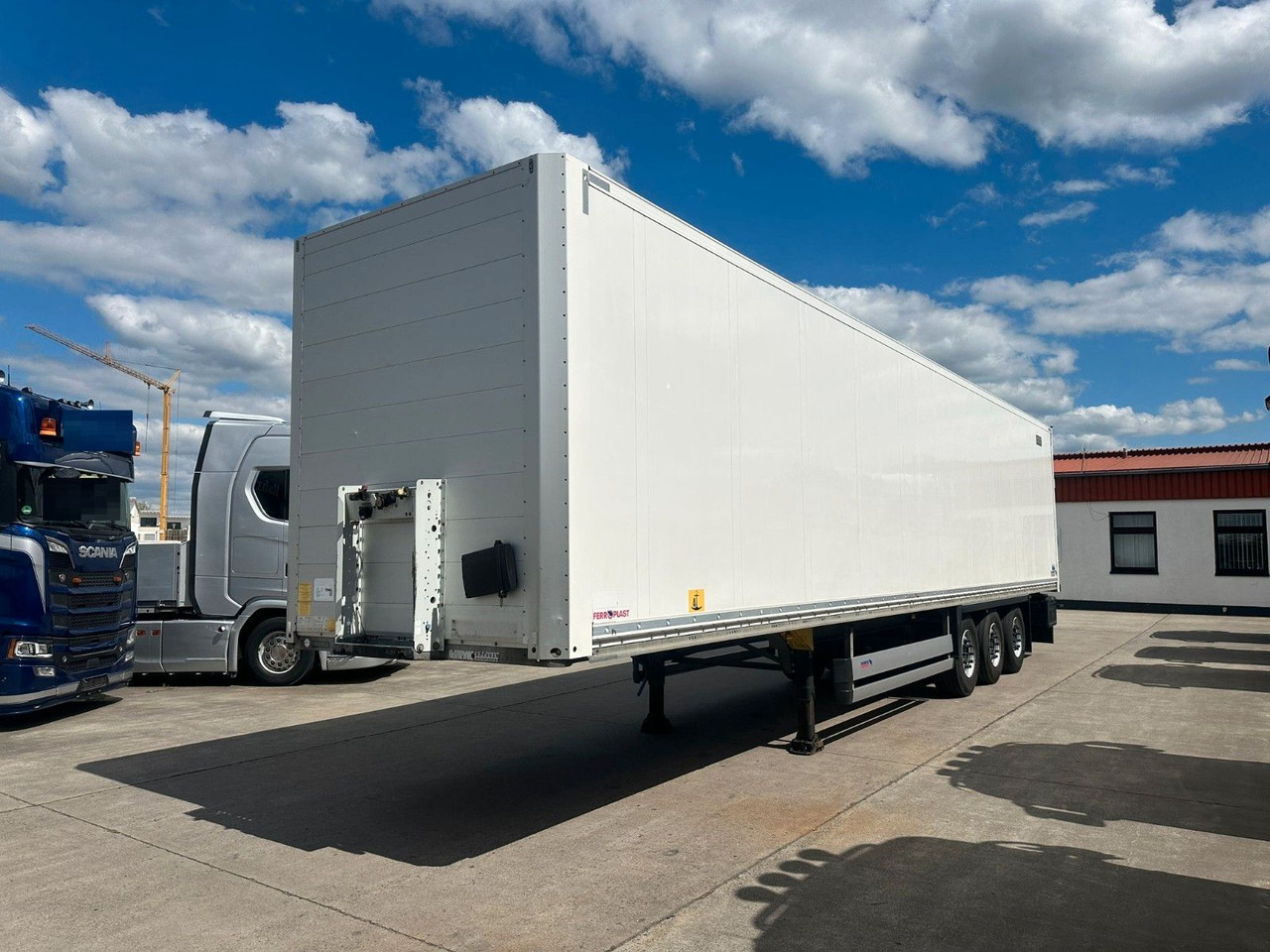 Schmitz Cargobull SCB*S3B * LIFTACHSE * DOPPELSTOCK * KOFFER * - Closed box semi-trailer: picture 1 Schmitz Cargobull SCB*S3B * LIFTACHSE * DOPPELSTOCK * KOFFER * - Closed box semi-trailer: picture 1