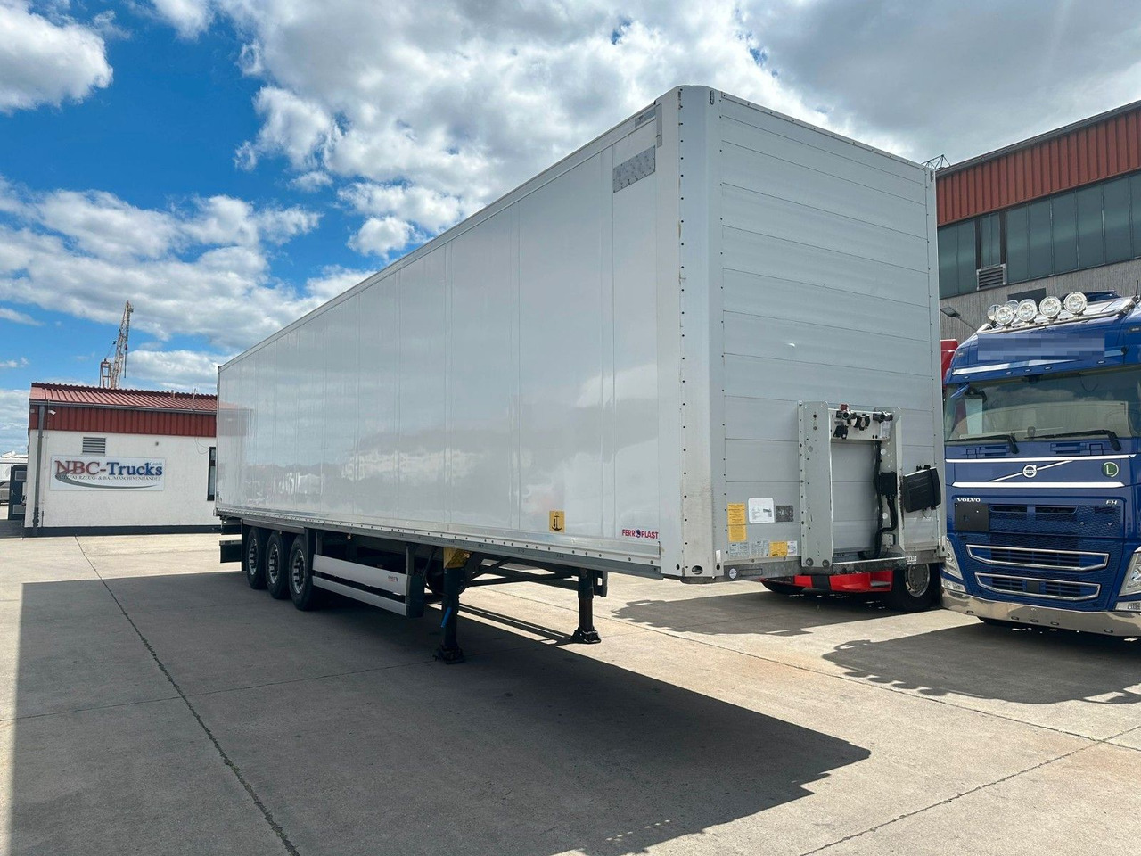 Schmitz Cargobull SCB*S3B * LIFTACHSE * DOPPELSTOCK * KOFFER * - Closed box semi-trailer: picture 3 Schmitz Cargobull SCB*S3B * LIFTACHSE * DOPPELSTOCK * KOFFER * - Closed box semi-trailer: picture 3