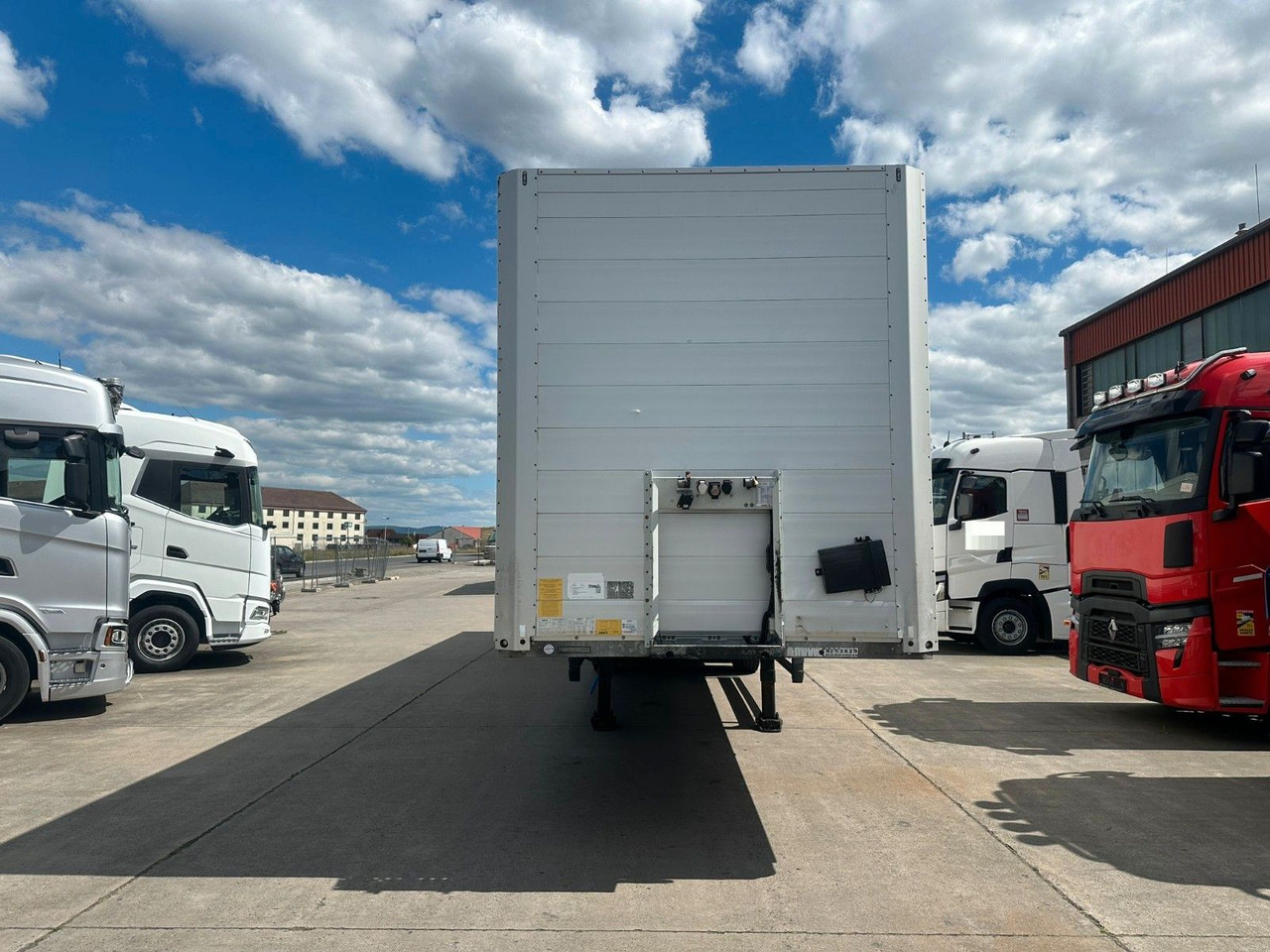 Schmitz Cargobull SCB*S3B * LIFTACHSE * DOPPELSTOCK * KOFFER * - Closed box semi-trailer: picture 2 Schmitz Cargobull SCB*S3B * LIFTACHSE * DOPPELSTOCK * KOFFER * - Closed box semi-trailer: picture 2