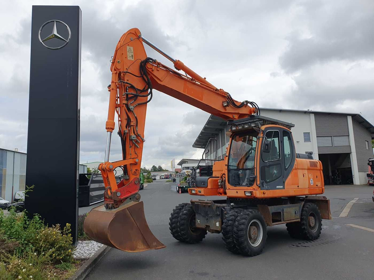 Doosan DX190W / 2008 / 12.349h / 1x Tieflöffel - Wheel excavator: picture 1 Doosan DX190W / 2008 / 12.349h / 1x Tieflöffel - Wheel excavator: picture 1